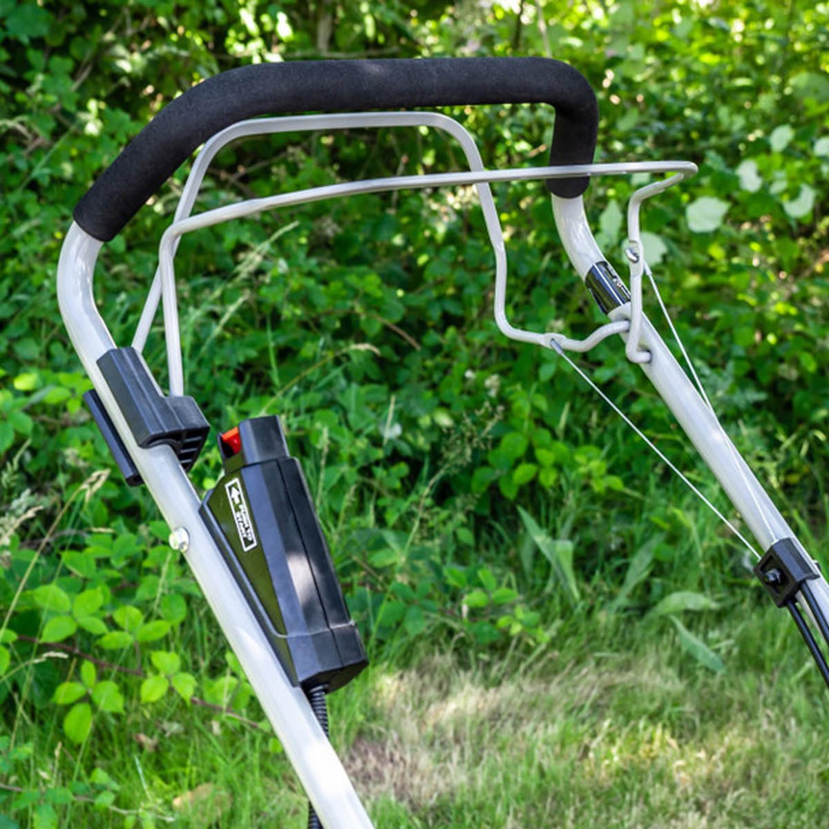 Hyundai HYM430SPE 42cm Self-Propelled Petrol Lawnmower 139cc Engine Electric Start, Rear Discharge & Mulching